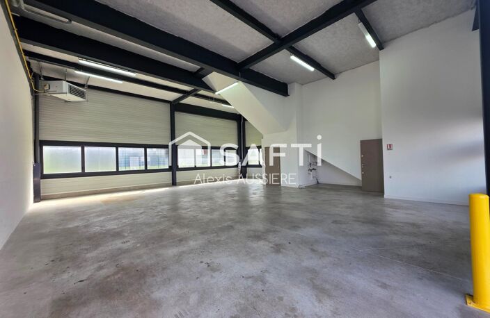 ENTREPOT ET BUREAU DE 262 M2 — photo 2