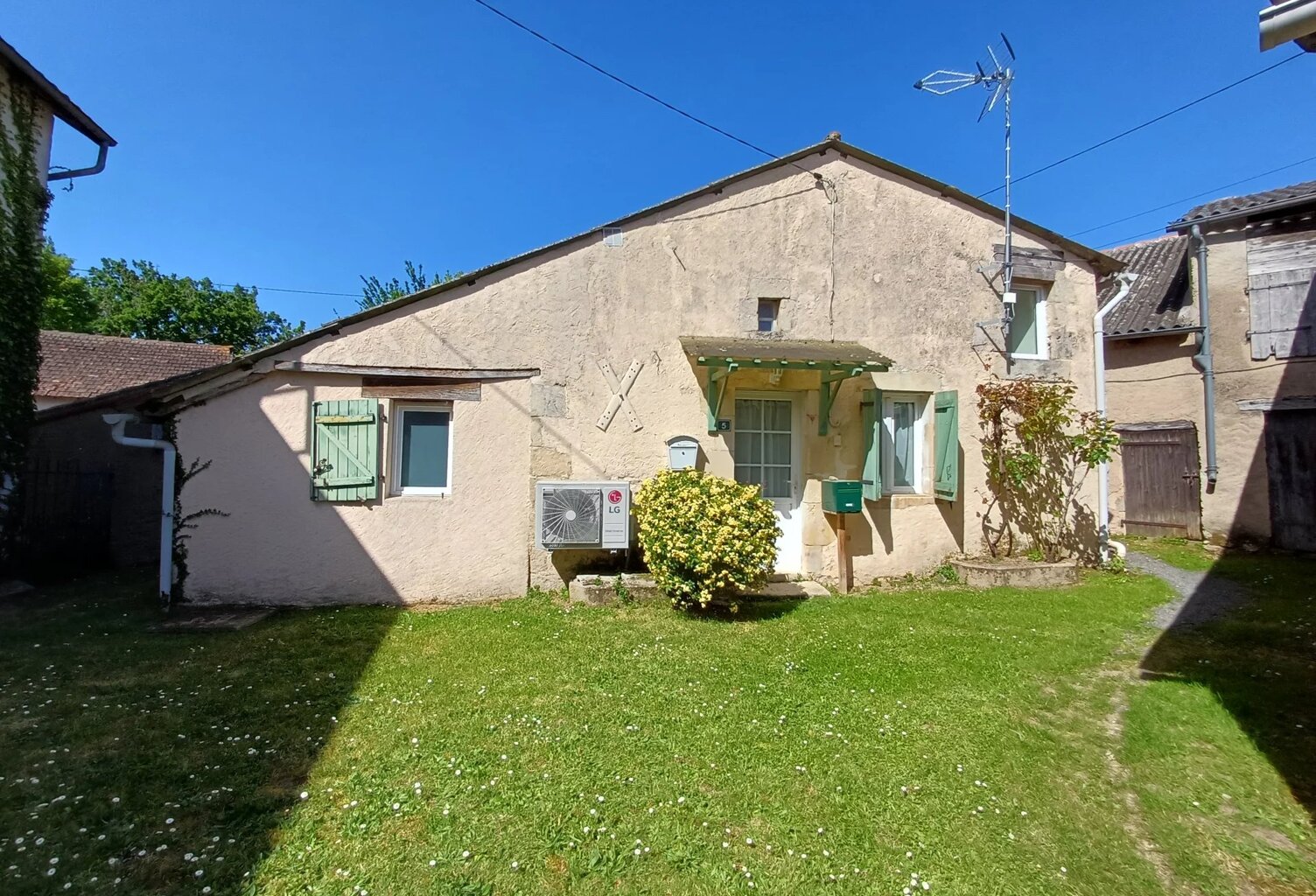 Vente maison 3 pièces 68 m² Civaux (86320) — photo 1