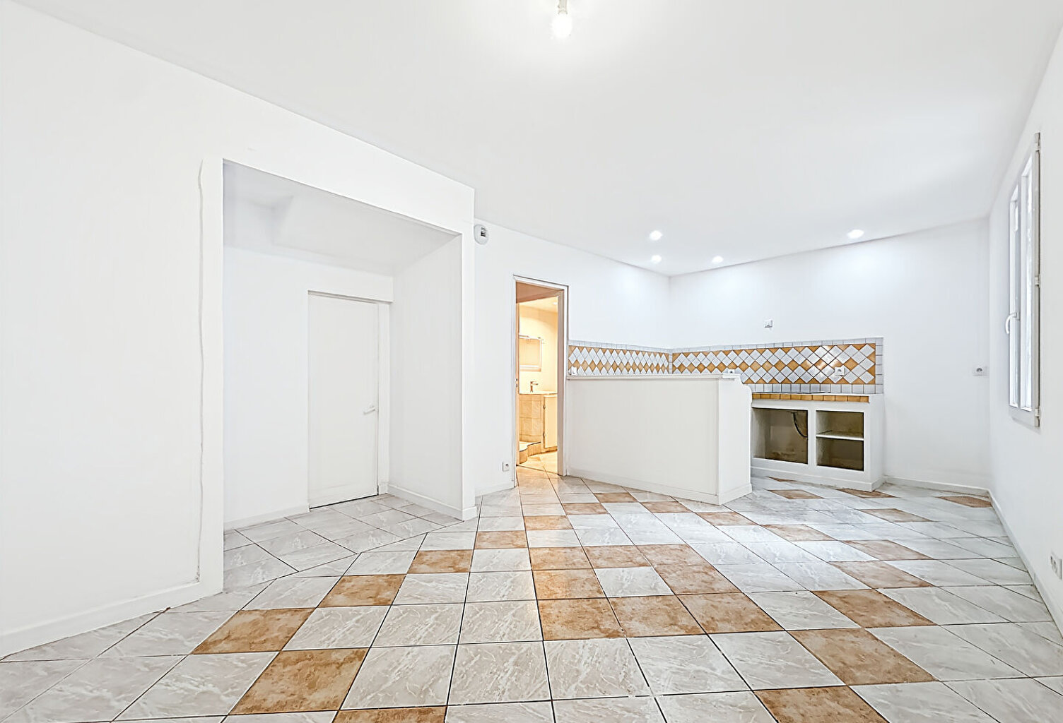 À vendre : Appartement 2 pièces entièrement rénové, au coeur d'Aubagne 13400 — photo 1
