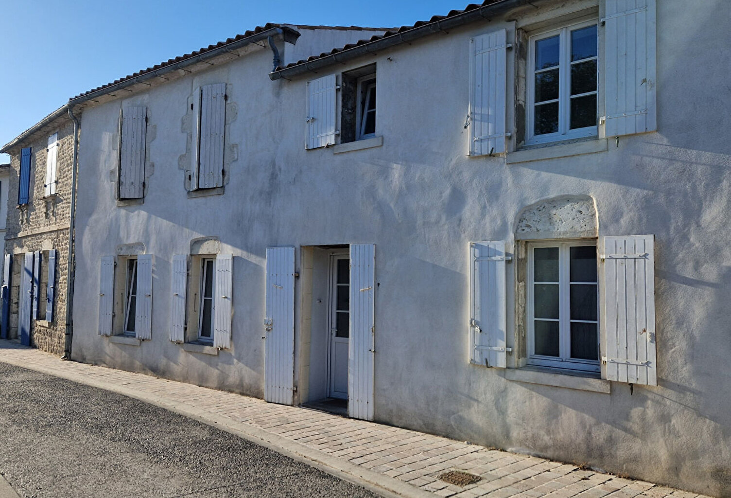 Maison de bourg authentique avec beau potentiel, au coeur de l'île et proche commerces — photo 1