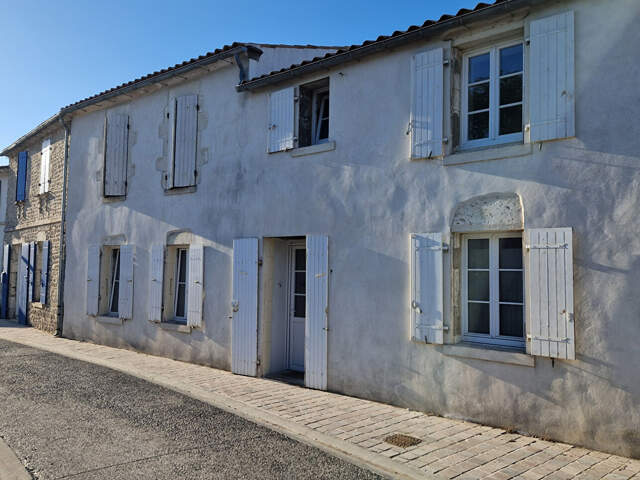 Maison de bourg authentique avec beau potentiel, au coeur de l'île et proche commerces — photo du bien