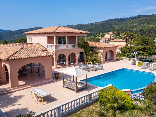 A VENDRE VILLA VUE MER PANORAMIQUE DE 220M2 AUX ISSAMBRES  AVEC GARAGE ET PISCINE — photo du bien