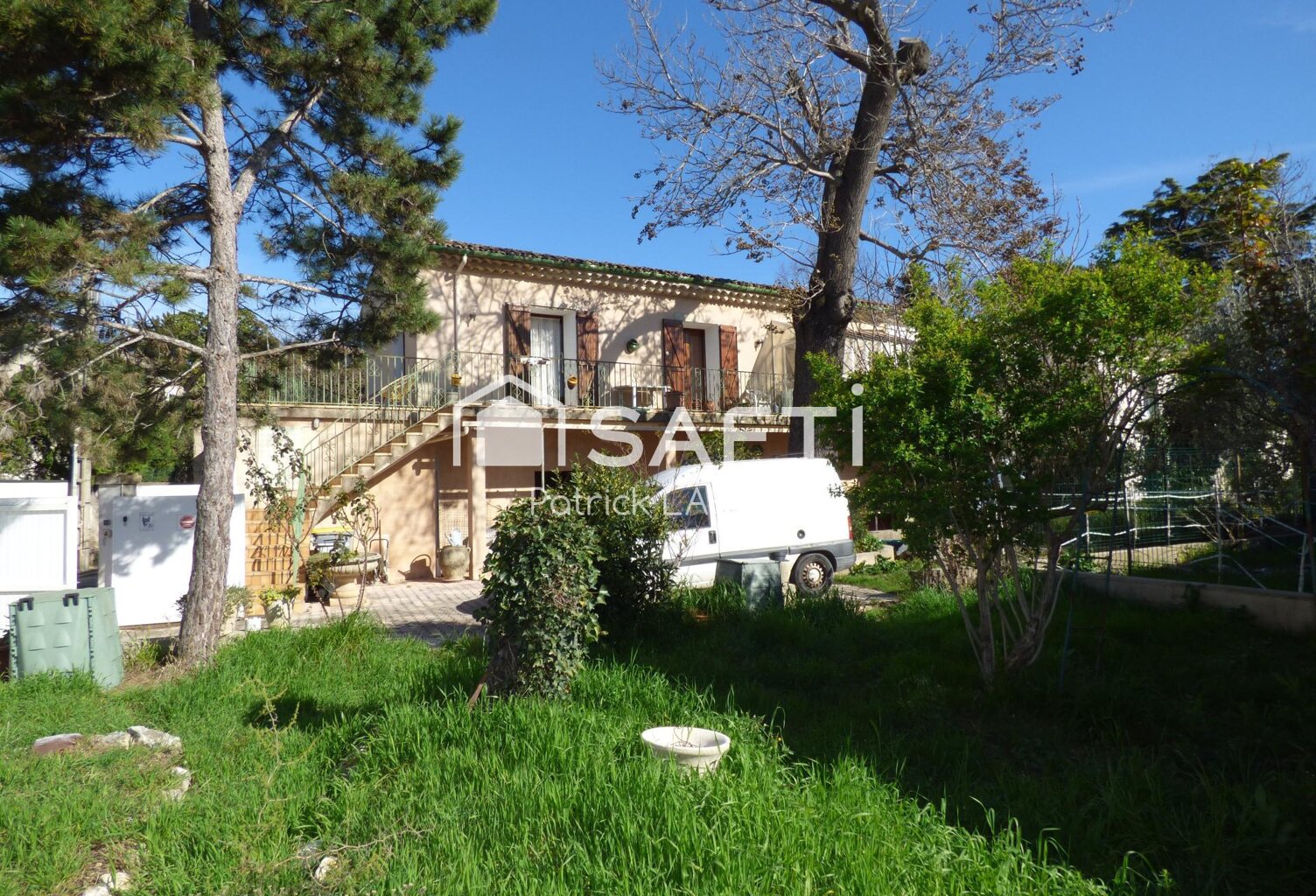 Une maison, un appartement, deux garages et un jardin. — photo 1
