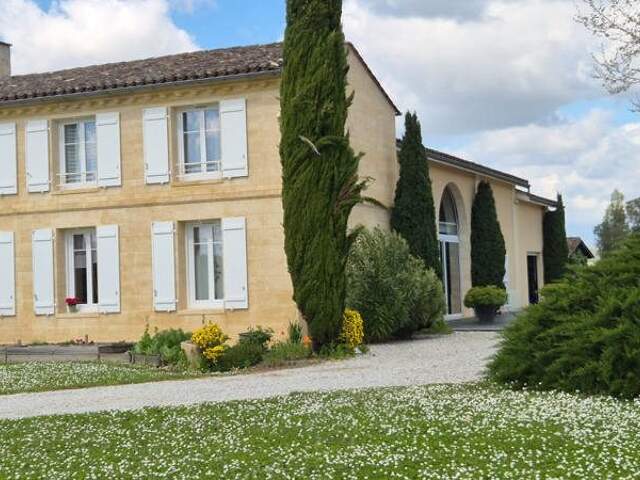 Maison en pierre de 8 pièces principales — photo du bien
