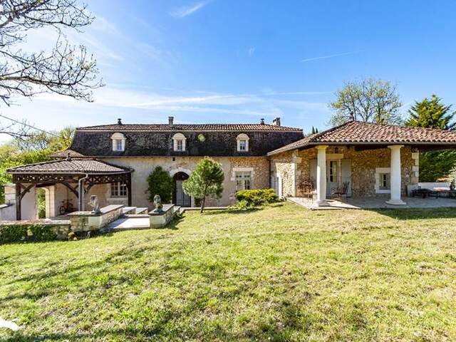 Maison en pierre de 5 pièces principales — photo du bien