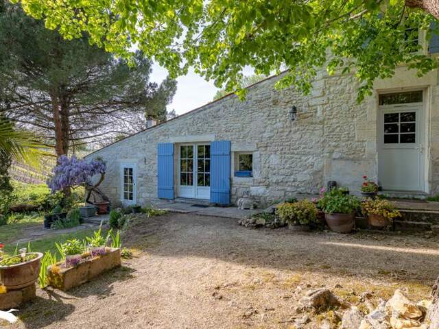 Charentaise de 8 pièces principales — photo du bien