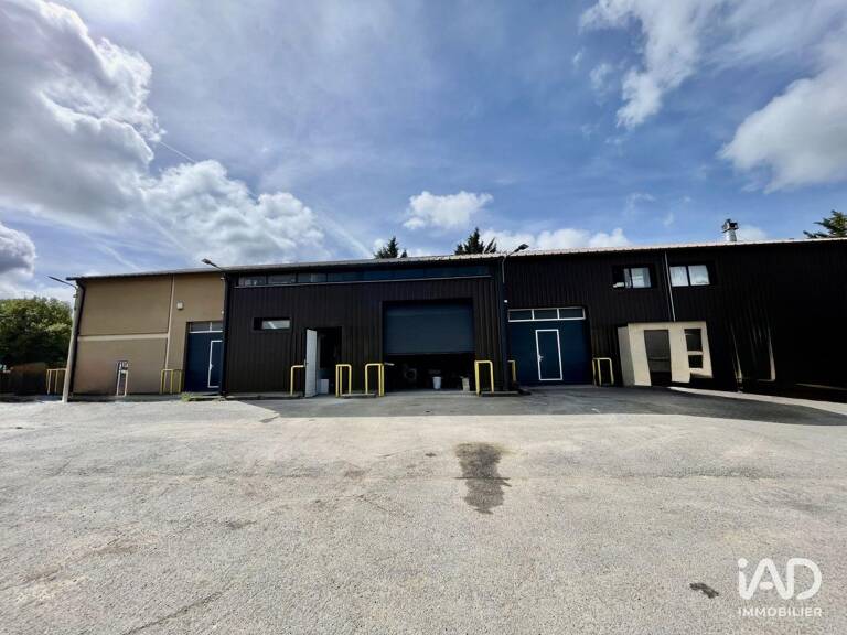 Location Local d'activités 110 m&sup2; — photo 1