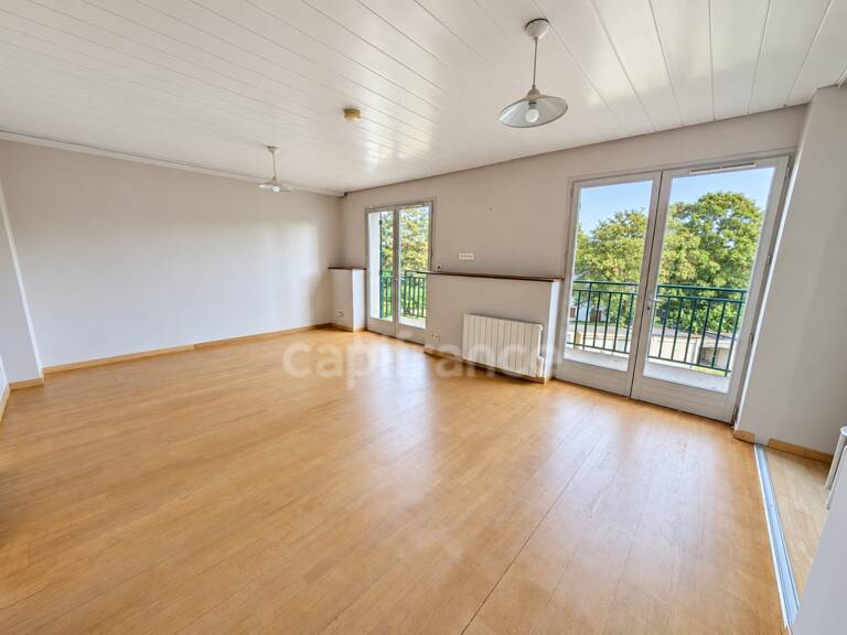 F3 de 72 m² à Corbeil-Essonnes, balcon, cave, RER D — photo 1