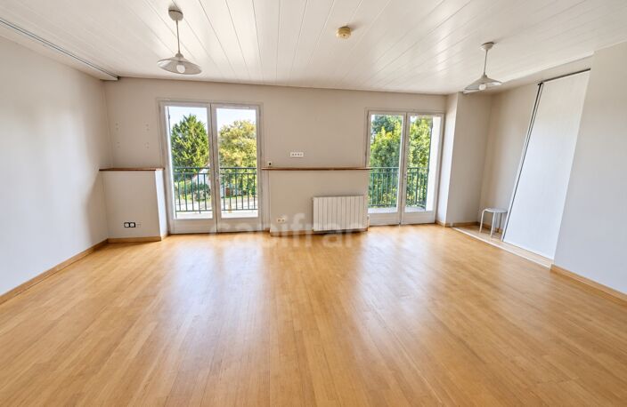 F3 de 72 m² à Corbeil-Essonnes, balcon, cave, RER D — photo 4