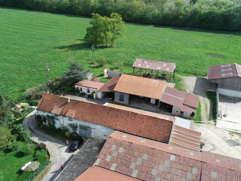 ESSOMES SUR MARNE (02) à vendre joli corps de ferme avec maison et nombreux bâtiments sur un terrain de 10 hectares — photo 1