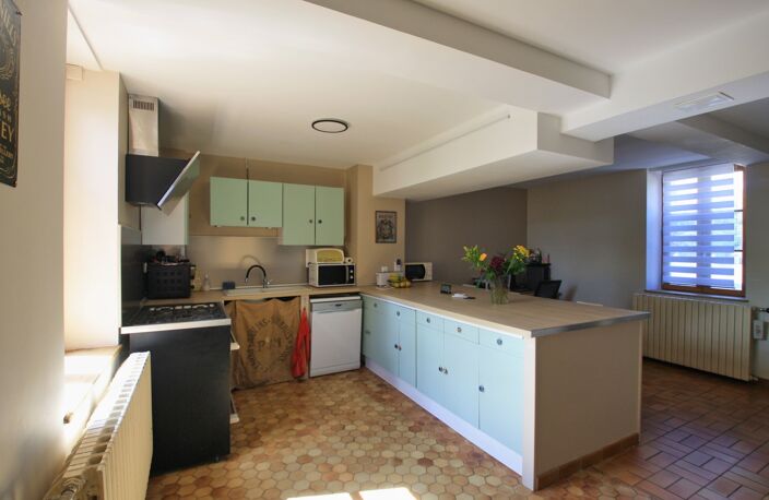 Spacieuse maison de bourg de 196 m², 5 chambres, sur un joli terrain de 5200 m² — photo 2
