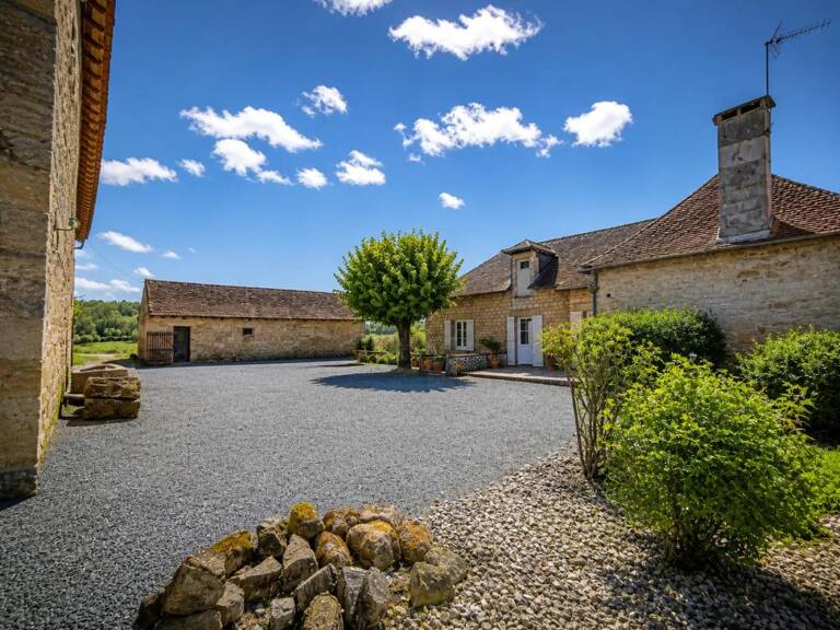 Maison en pierre avec étang et vastes dépendances — photo 1