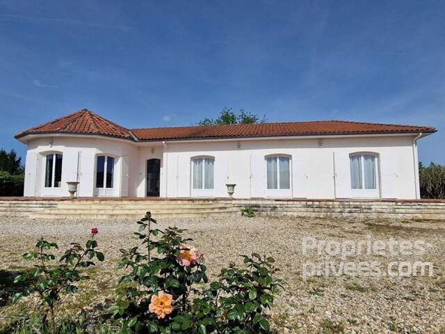 Grande maison proche commodités — photo du bien