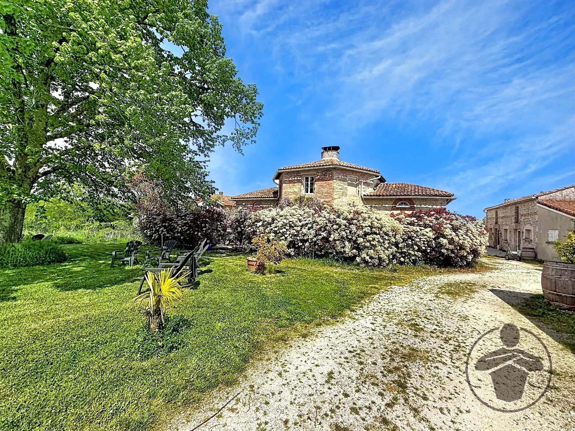 Maison 10 pièces 440 m² · à Saint-Martin-de-Coux · 440 m² · 714 000 €