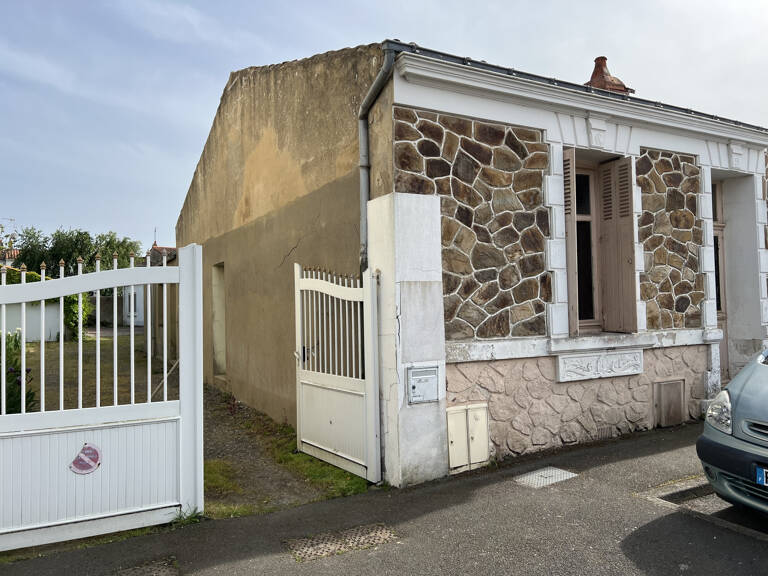Ensemble immobilier : 2 maisons avec garage, préau et cour — photo 1