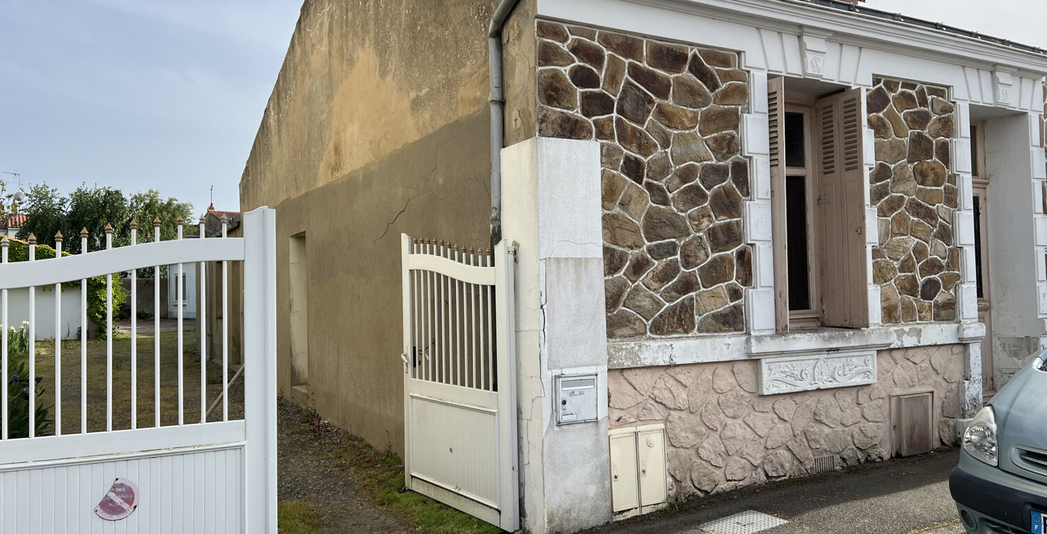 Ensemble immobilier : 2 maisons avec garage, préau et cour — photo 1