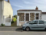 Ensemble immobilier : 2 maisons avec garage, préau et cour — photo 2