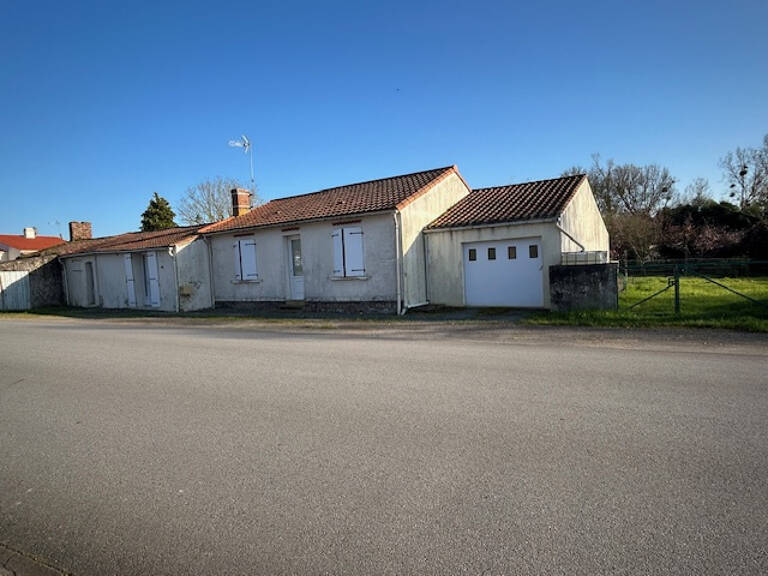 Maison de plain-pied avec terrain  à La Chapelle Hermier — photo 1