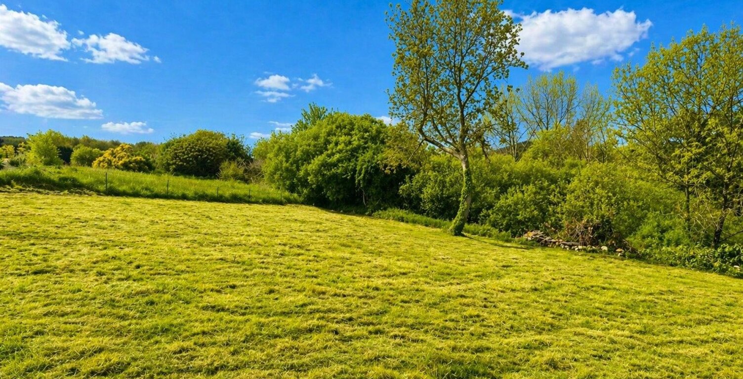 Terrain constructible d'une superficie de 1316 m2 — photo 1