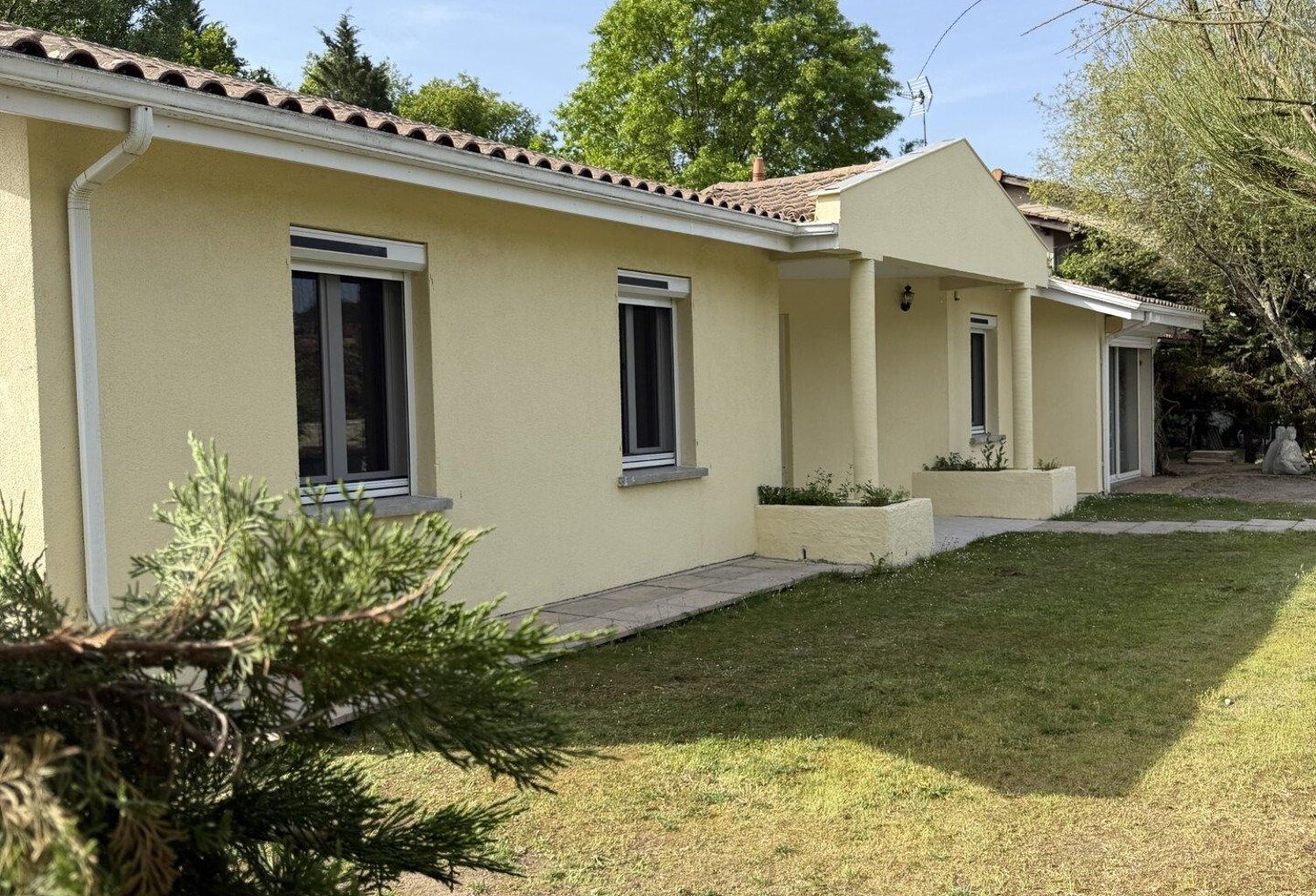 Maison de 150 m² de plain pied avec piscine — photo 1