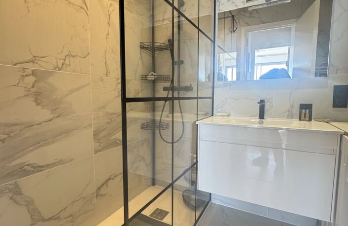 Superbe 2 pièces de 51 m² en DERNIER ETAGE + cave + Parking — photo 2