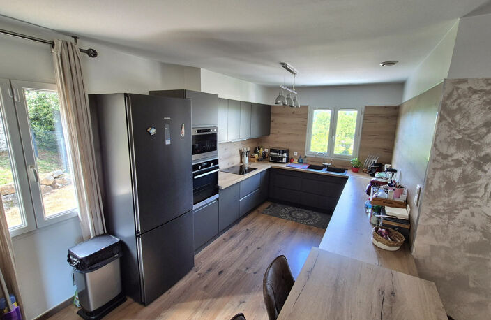 Maison rénovée 5 chambres terrain 858 m2 à Alès — photo 2