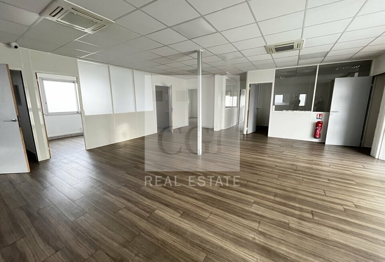BUREAUX à LOUER — photo 1
