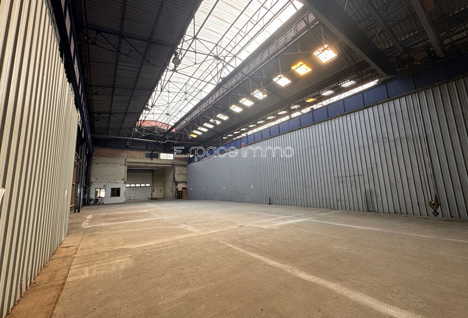 LOCAL COMMERCIAL AVEC BUREAUX ET ATELIER - LE HOULME - 650 m² - PARKING — photo 1