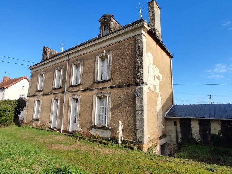 Maison ancienne à rénover de 131 m² avec grand terrain à Naintré - Réf 11901 — photo 1