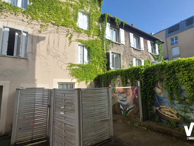 Centre ville, immeuble avec 13 appartements — photo du bien