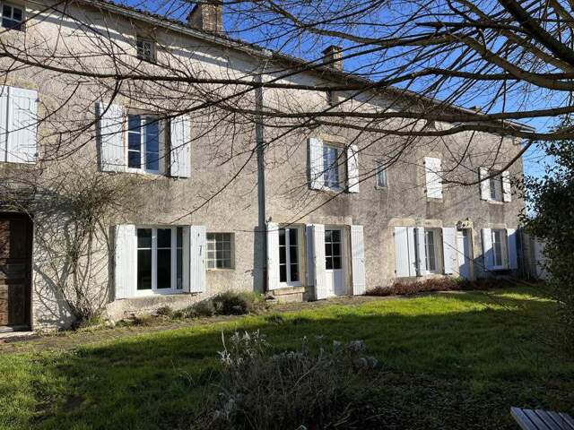 Maison de bourg de 9 pièces principales — photo du bien