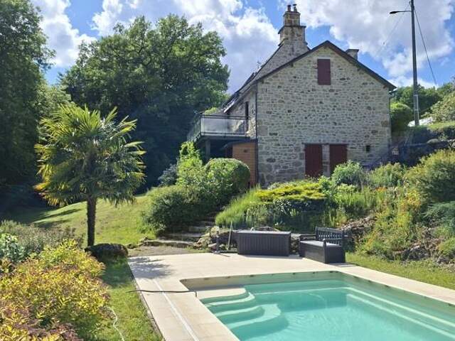 Maison en pierre de 6 pièces principales — photo du bien