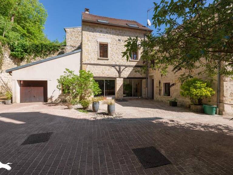 Maison en pierre de 8 pièces principales — photo 1