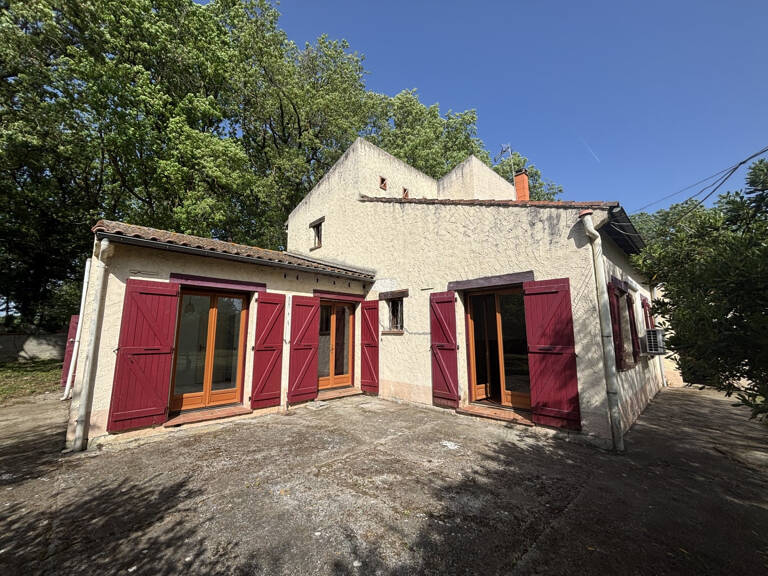 A deux pas du centre du village, maison traditionnelle de type 6. — photo 1