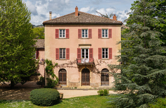 ENTRE BELLEVILLE-EN-BEAUJOLAIS ET MÂCON   PROPRIÉTÉ DE CARACTÈRE AU CŒUR D'UN DOMAINE D'EXCEPTION — photo 3