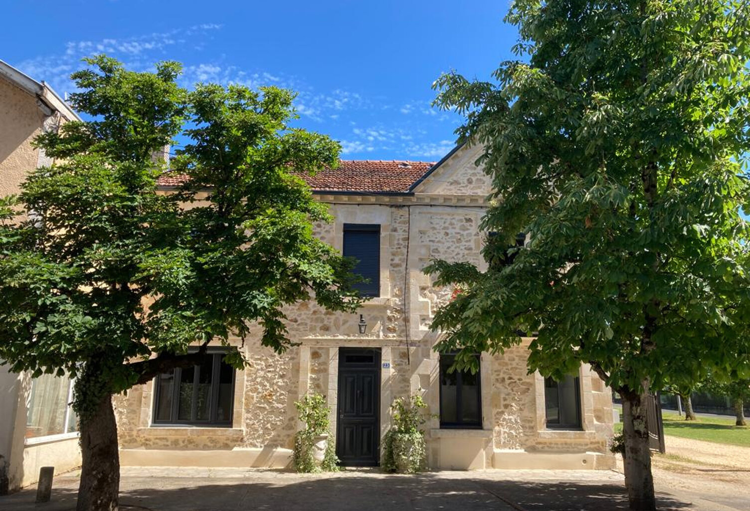 Venez découvrir cette agréable maison en pierre du pays avec son jardin piscinable — photo 1
