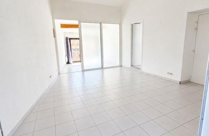Agde Centre – T2 traversant de 37,30 m² avec loggia, dernier étage et faibles charges — photo 2