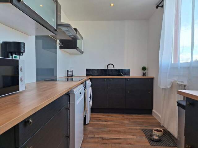 Appartement meublé proche écoles et commerces — photo du bien