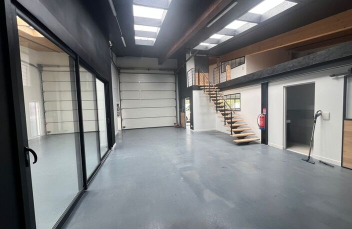 Local d’activité 200m² avec double atelier et bureaux SAINT VIVIEN - La Rochelle (17) — photo 3