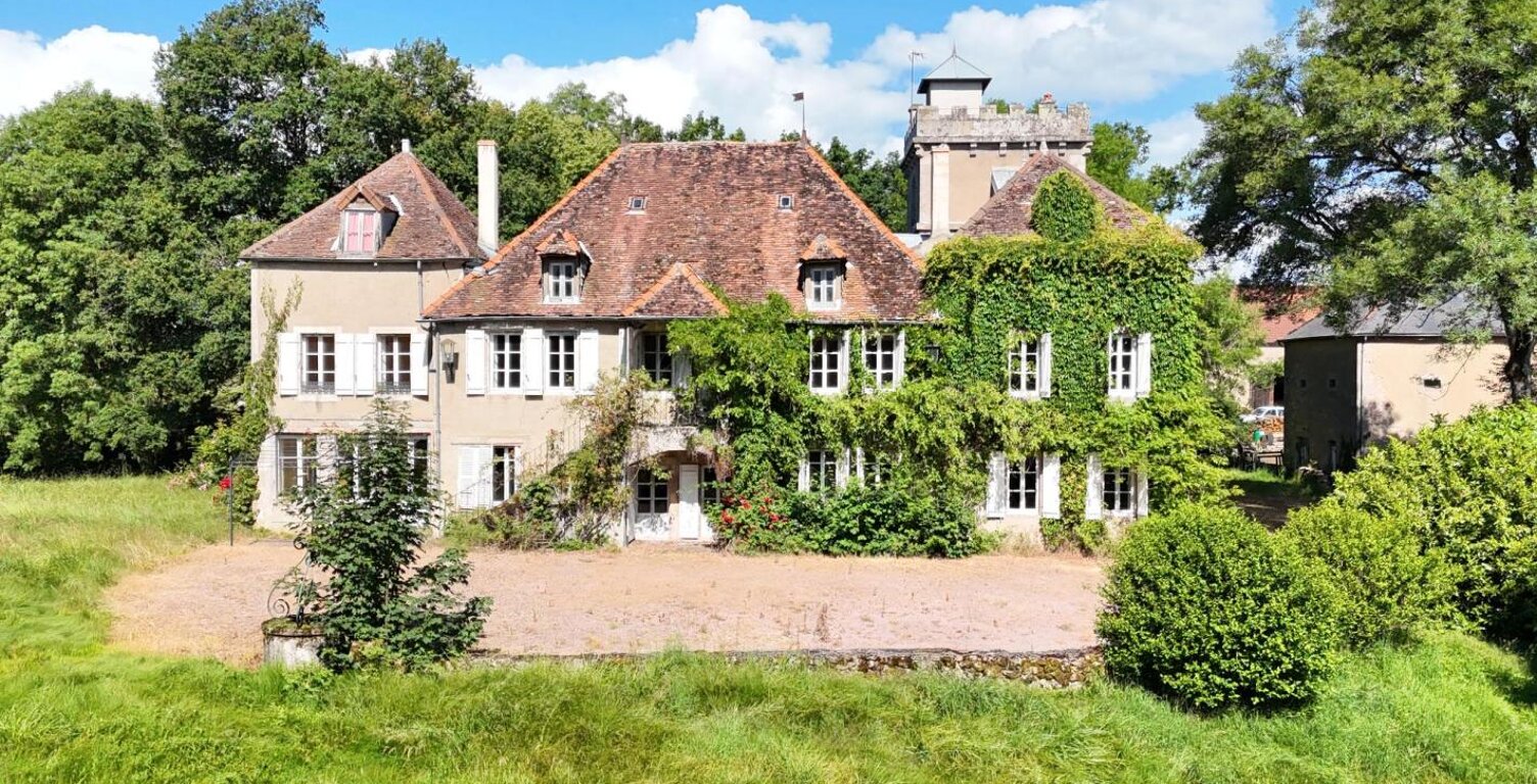 Petit château du 16ème sur 1 ha 30 de parc avec tennis et piscine — photo 1