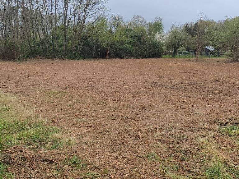Entre Mouleydier et Saint-Capraise-de-Lalinde, beau terrain à bâtir de 1 635 m² plat en situation non isolé et à 3 mn des commodités et école, réseaux à proximités, assainissement individuel à prévoir.    — photo 1