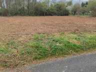 Entre Mouleydier et Saint-Capraise-de-Lalinde, beau terrain à bâtir de 1 635 m² plat en situation non isolé et à 3 mn des commodités et école, réseaux à proximités, assainissement individuel à prévoir.    — photo 2