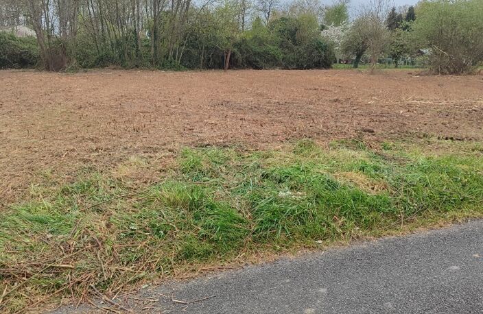 Entre Mouleydier et Saint-Capraise-de-Lalinde, beau terrain à bâtir de 1 635 m² plat en situation non isolé et à 3 mn des commodités et école, réseaux à proximités, assainissement individuel à prévoir.    — photo 2