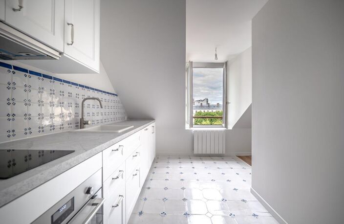 Paris 8-Dernier étage avec ascenseur à deux pas de l'Elysée-63M2 au sol-Appartement rénové et lumineux — photo 3