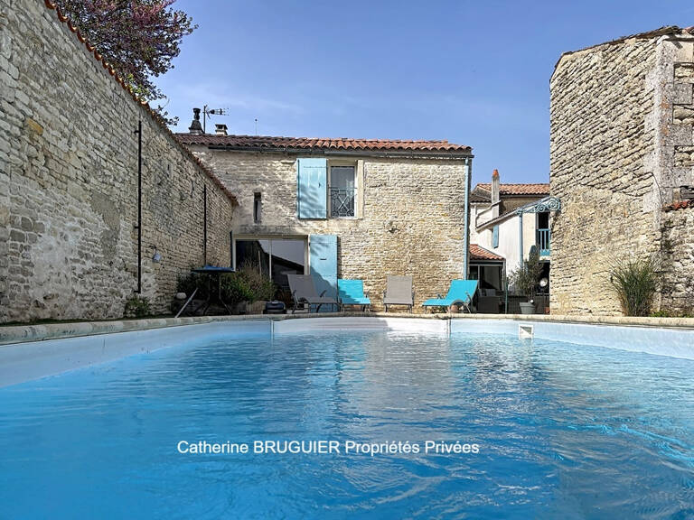 Maison en pierre - 210 m² - 5 chambres - Piscine -jardin clos- Coeur de village- Grand garage — photo 1