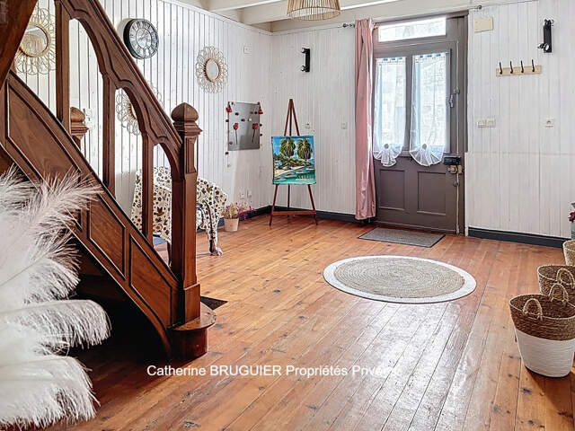 Maison en pierre - 210 m² - 5 chambres - Piscine -jardin clos- Coeur de village- Grand garage — photo du bien