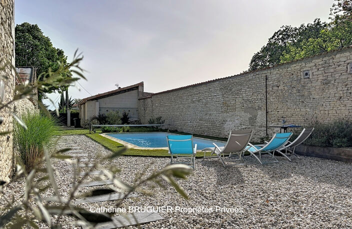 Maison en pierre - 210 m² - 5 chambres - Piscine -jardin clos- Coeur de village- Grand garage — photo 5