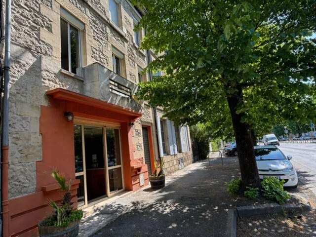Maison avec jardin clos + commerces ou salle de réception — photo du bien