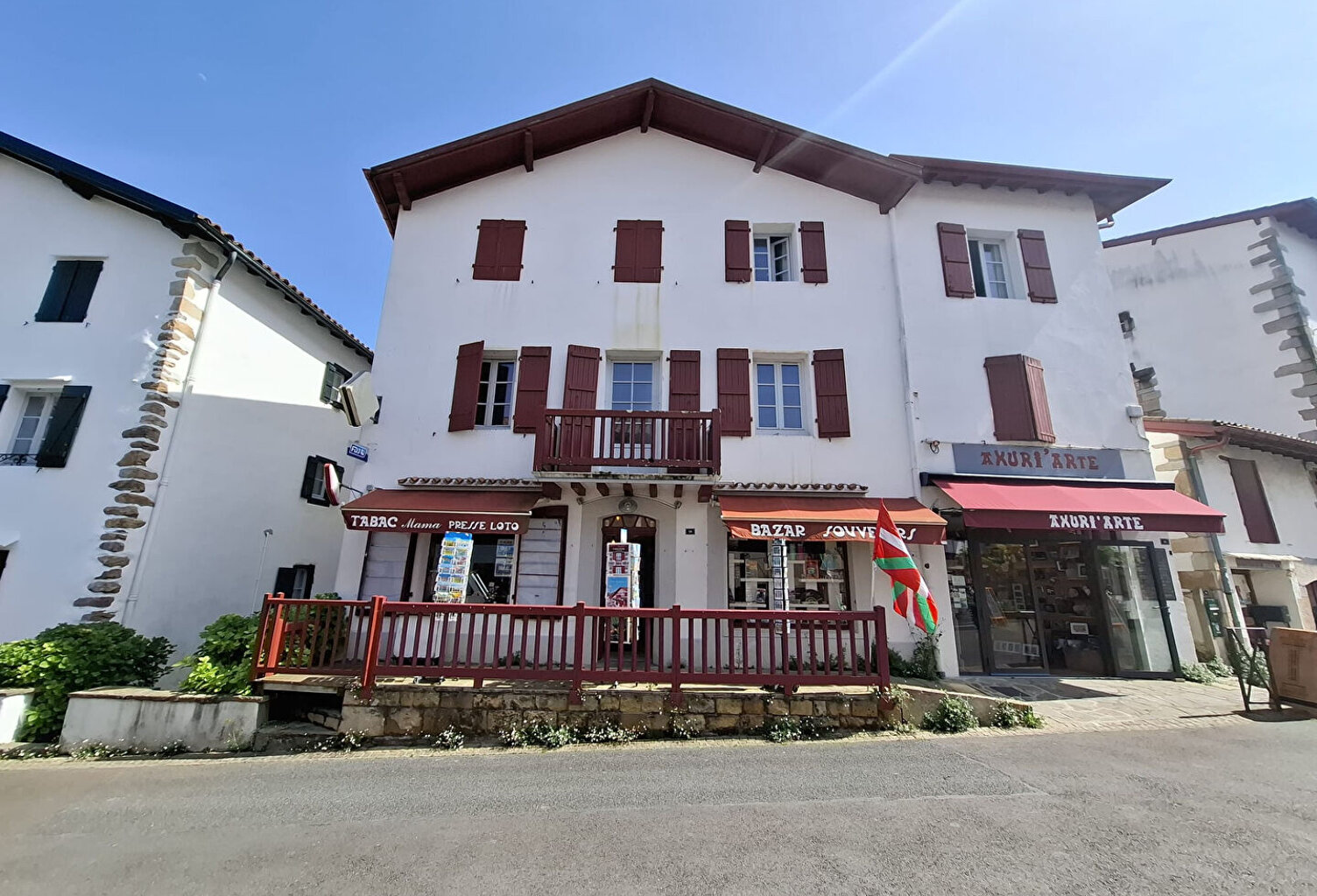 Vente murs local commercial et appartement T5 à Sare — photo 1
