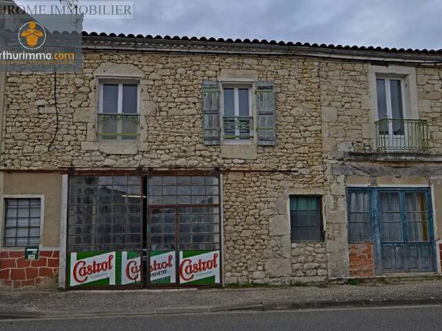 En pierre, coeur de village avec grand jardin — photo du bien